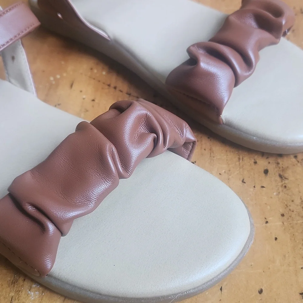 Lands' End Women's Adjustable Strappy Flat Cognac Sandals, Size 9 - Picture 4 of 9